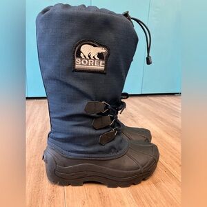 Sorel dark blue women’s waterproof shell faux fur lining lace up winter boots. 7
